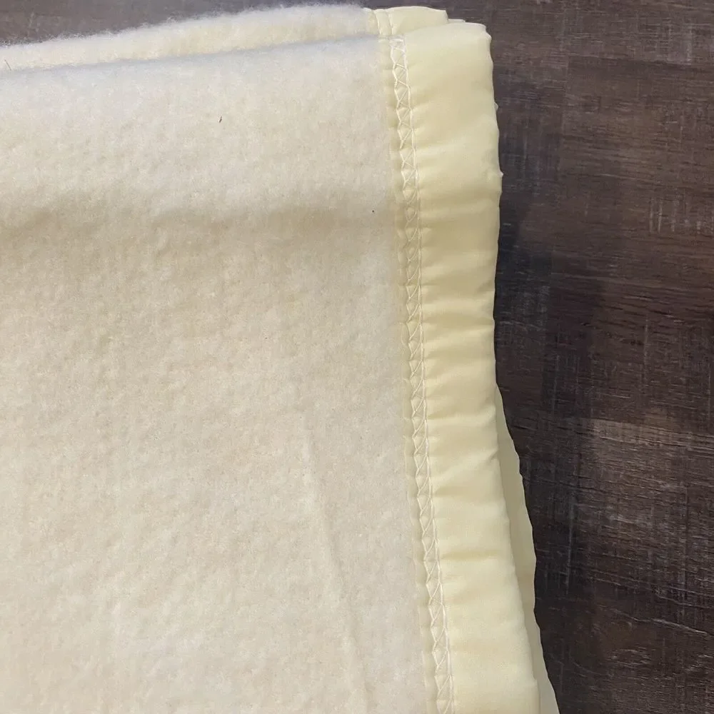 Cannon Mills Blanket 68x92 Satin Trim USA Acrylic‎ Yellow Cream Color twin